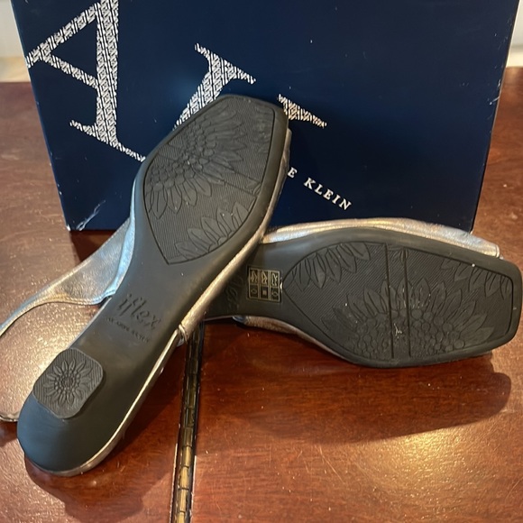 Anne Klein iflex Womens Sling Back Shoes With Flower Kitten Heel Silver Size - Picture 4 of 4